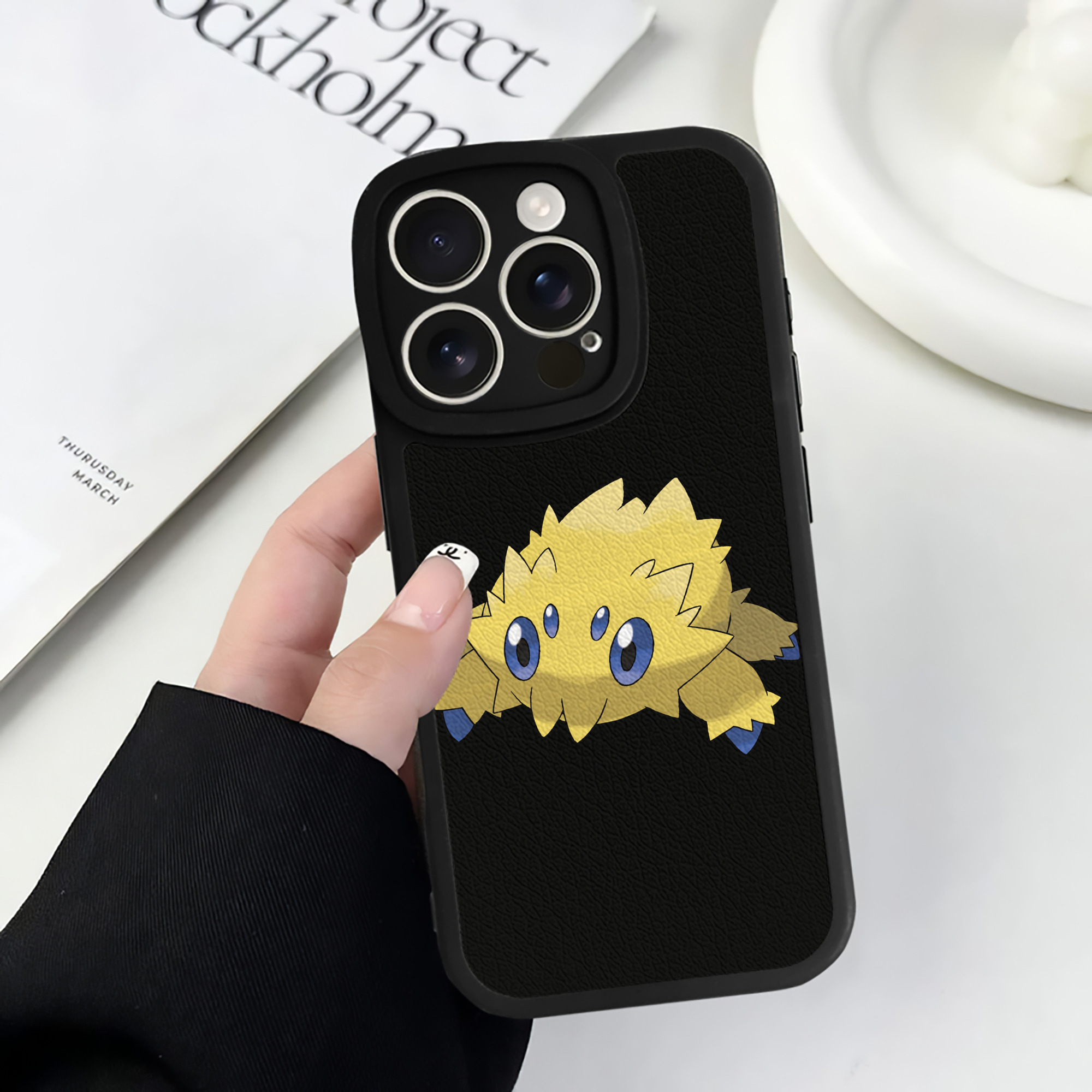 （画像用） ポケットモンスター Pokémon 【iPhone 16シリーズ対応】シリコンスマホケース（レザー調） 材質：シリコン